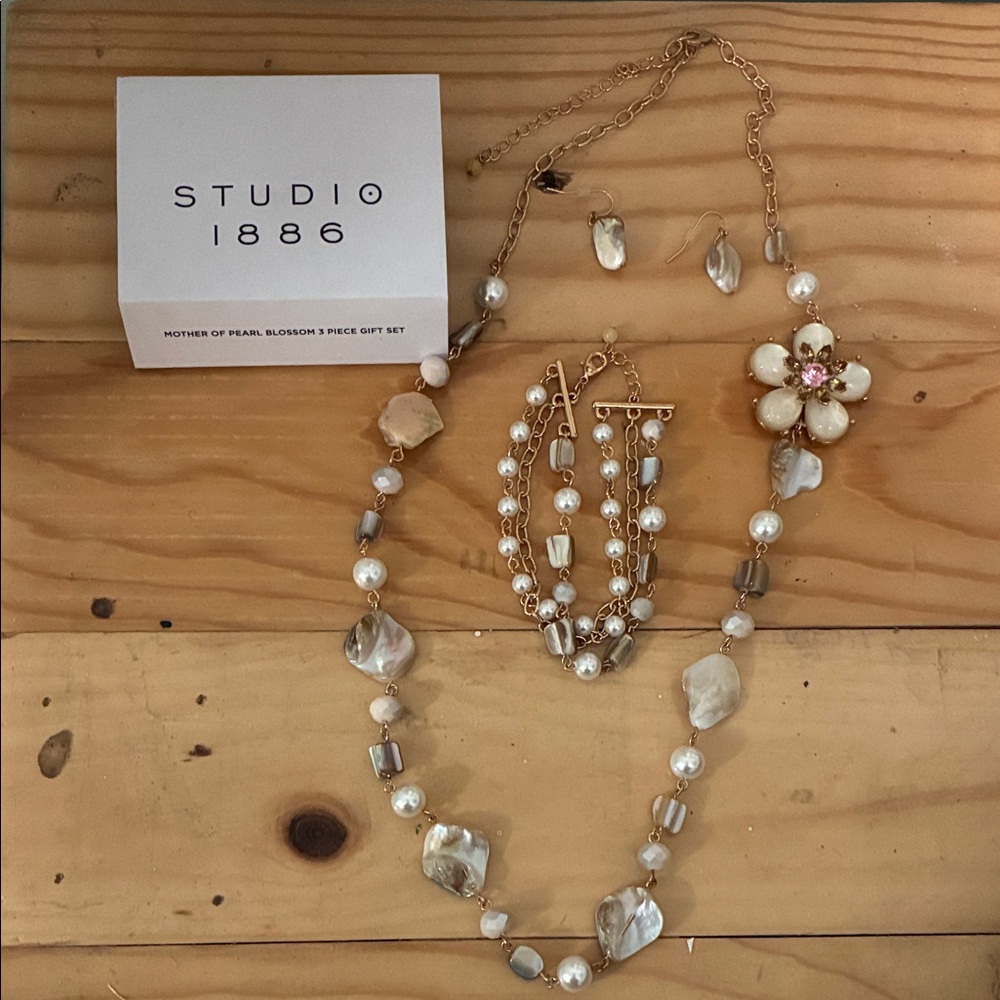 Studio Gold and Pearl Necklace Set